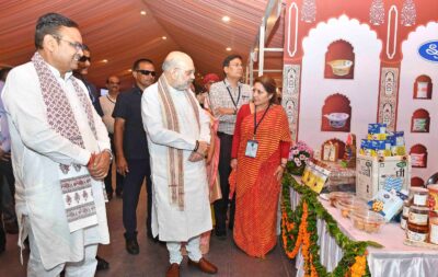 अमित-शाह-को-सहकारिता-के-बारे-में-जानकारी-देते-हुए-RCDF-प्रबंधक-और-प्रशासक-श्रुति-भारद्वाज-