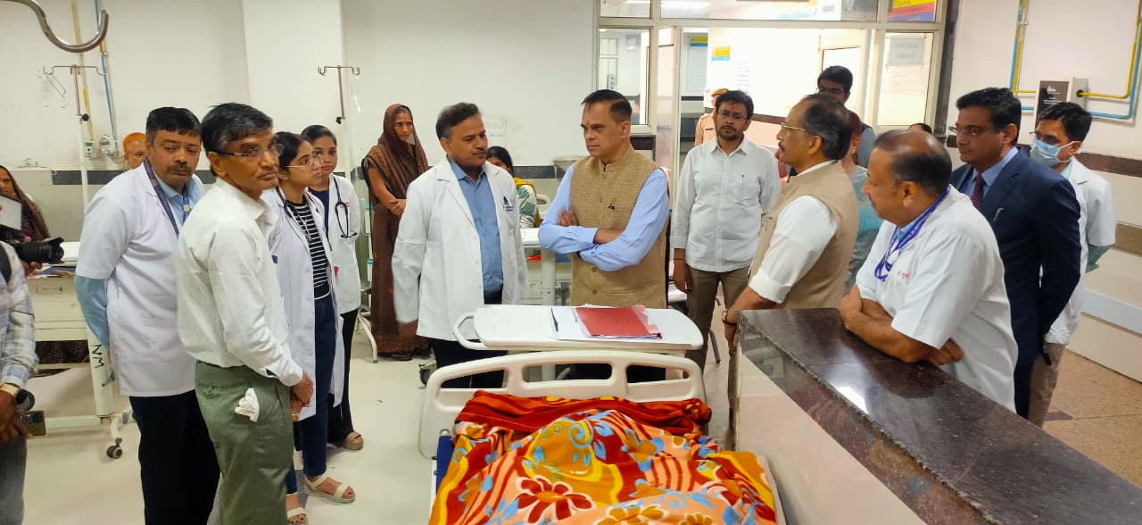 मुख्य सचिव वी श्रीनिवास राव उदयपुर RNT मेडिकल कॉलेज में 