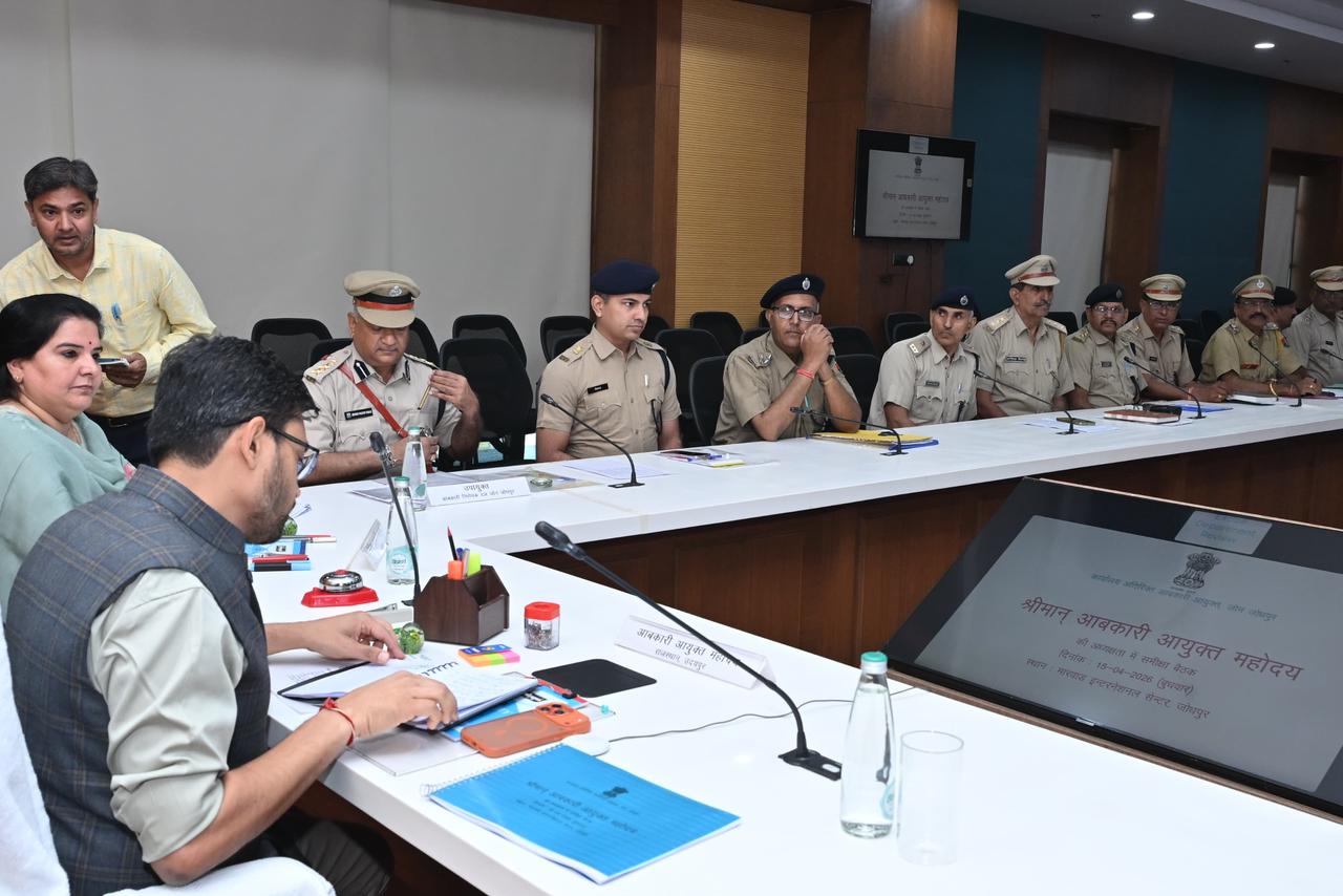 आबकारी आयुक्त नमित मेहता समीक्षा बैठक लेते हुए।