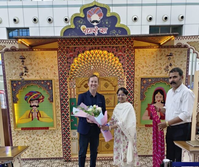 अमेरिकी राजदूत सर्जियो गोर का उदयपुर पहुंचने पर पारंपरिक अंदाज में स्वागत  करते हुए पर्यटन उप निदेशक शिखा सक्सेना।
