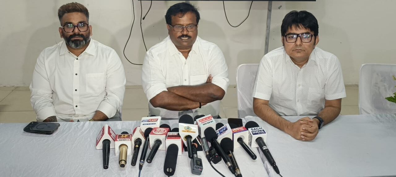 जयपुर में श्री चैतन्य अकादमी के जीएम नागेंद्र, नेशनल हेड अंजिनेहुलु और राजस्थान स्टेट हेड डॉ. आर.एल. पुनिया प्रेसवार्ता करते हुए।