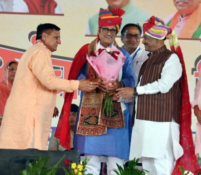 बंगाल चुनाव में राजेंद्र राठौड़ का सम्मान करते मंचासीन राजनेता 