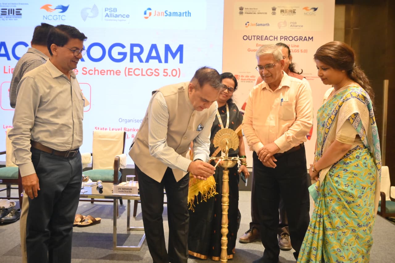आपातकालीन क्रेडिट लाइन गारंटी योजना (ECLGS 5.0) पर राज्य स्तरीय जागरूकता कार्यक्रम, मुख्य अतिथि, मुख्य सचिव वी श्रीनिवास दीप प्रज्जवलन करते हुए।