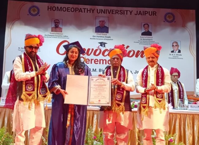 जयपुर के हौम्योपैथी विश्वविद्यालय के दीक्षांत समारोह में उपाधि ग्रहण करते हुए विवि के संस्थापक डॉ गिरेंद्र पाल की पोती। 