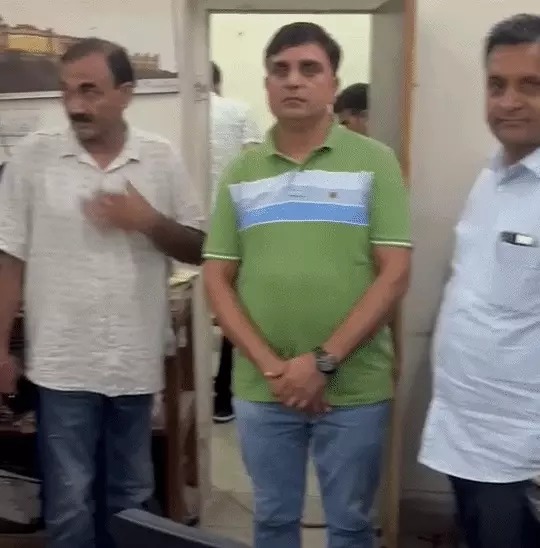 जयपुर एडीएम ईस्ट नरेंद्र कुमार वर्मा (RAS) के पीए मुकेश चौधरी को ₹1 लाख की रिश्वत लेते गिरफ्तार