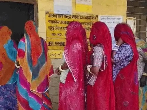 राजस्थान पंचायत चुनाव 2026: पांच जिलों में कैसा रहा पहले चरण का मतदान? जयपुर में 67.60%, उदयपुर में 66.88% और जोधपुर में मतदान बहिष्कार...!